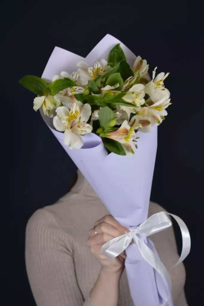 3 белые альстромерии