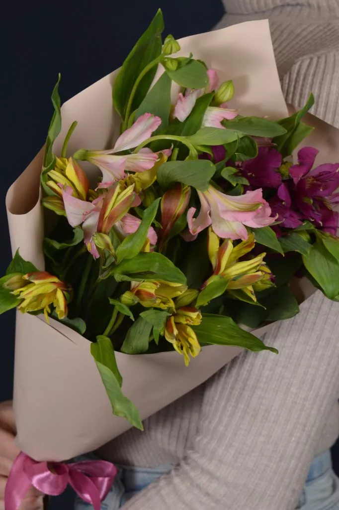 3 разноцветные альстромерии