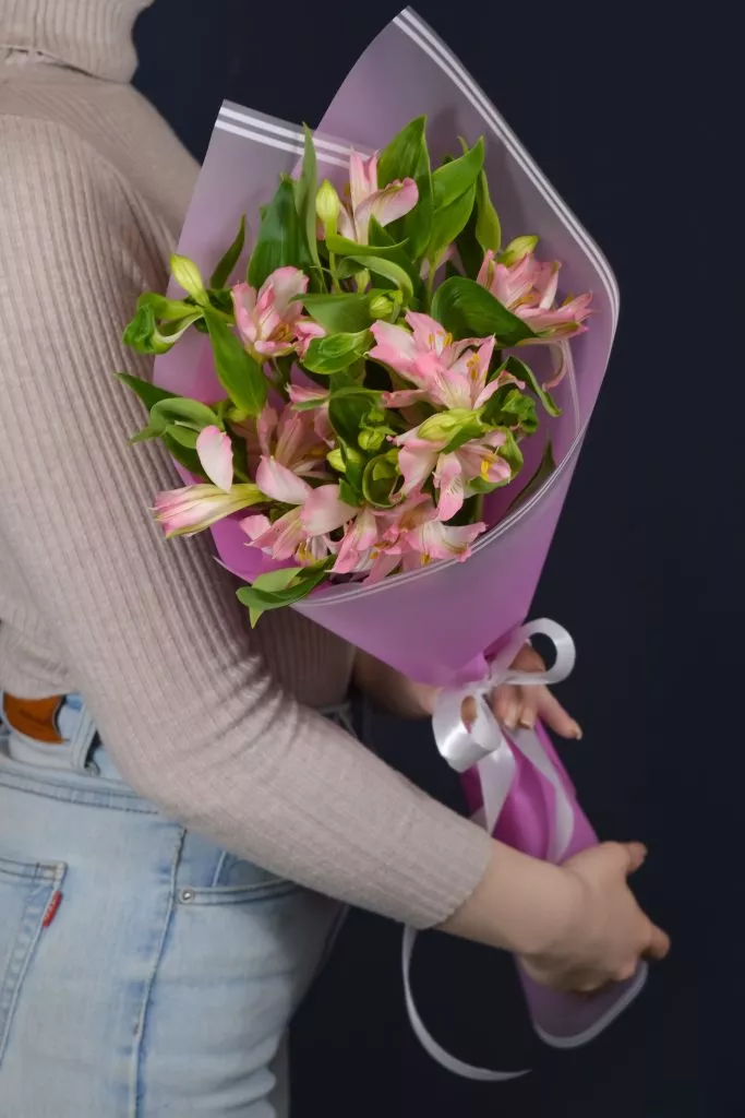 3 розовые альстромерии