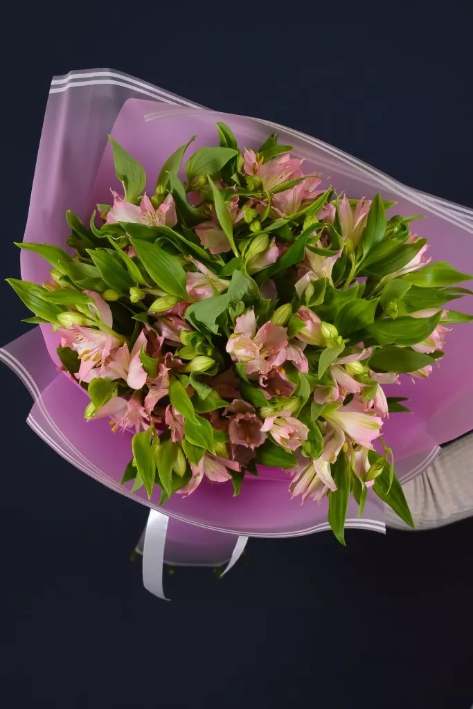 9 нежно-розовых альстромерий