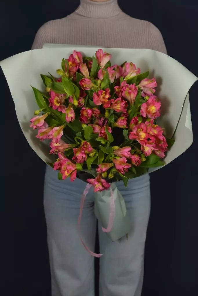 9 розовых ярких альстромерий