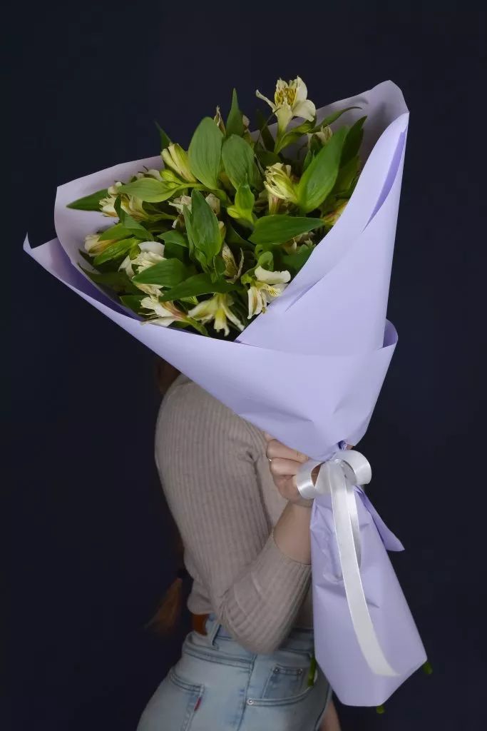 9 белых альстромерий