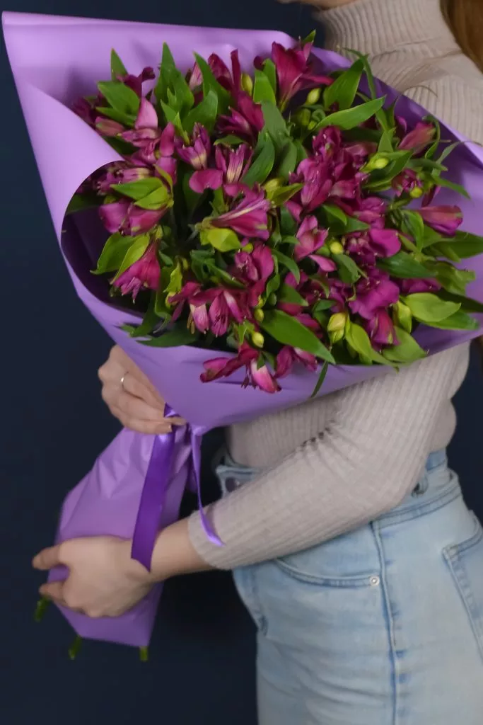 9 фиолетовых альстромерий