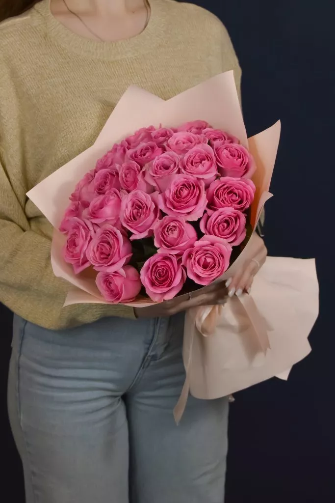 25 розовых роз 40 см в оформлении