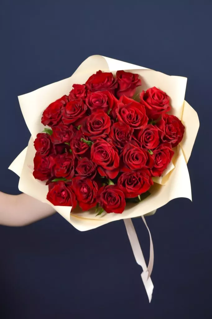 25 красных роз 40 см в оформлении