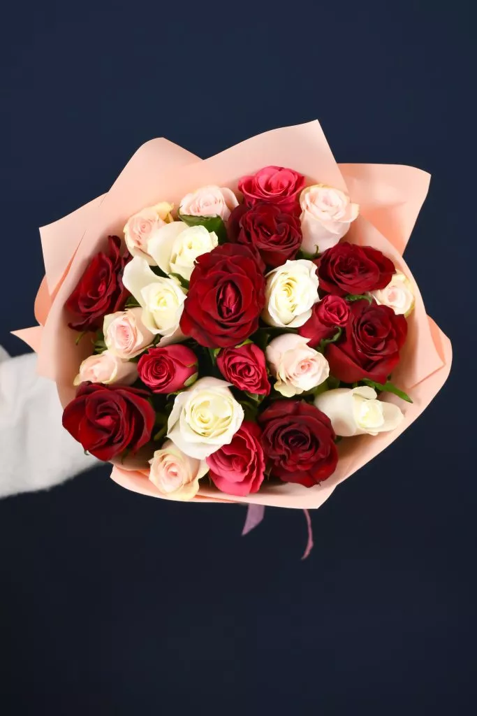 25 роз микс 40 см в оформлении