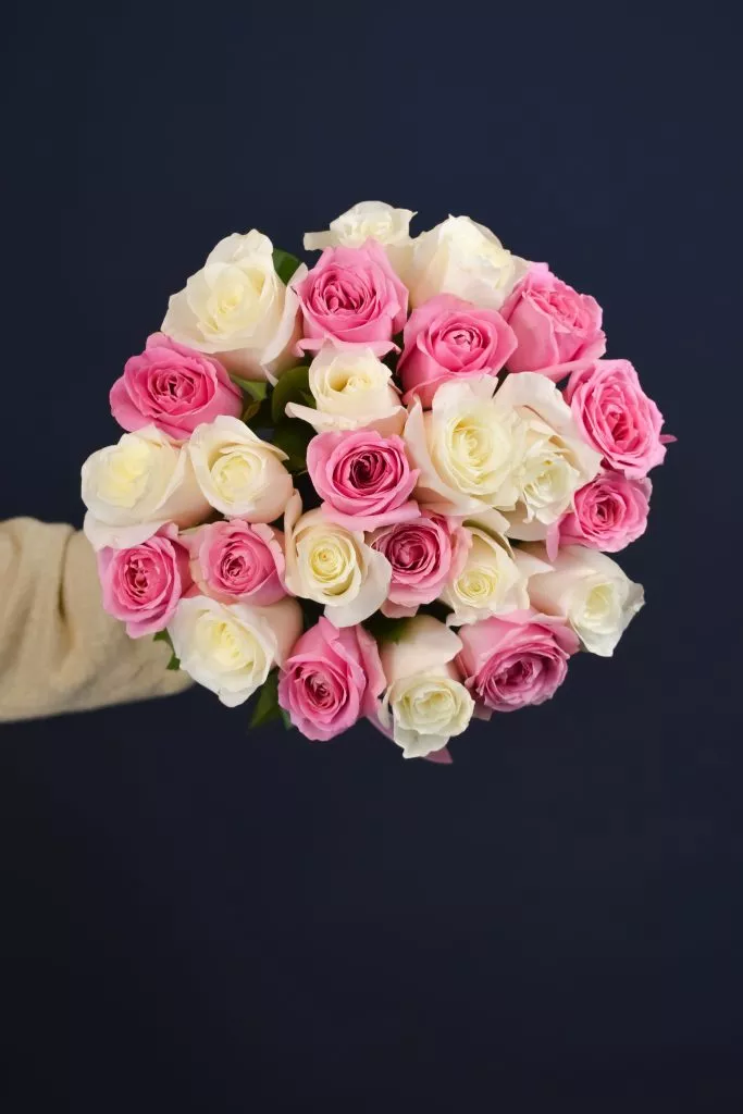 25 бело-розовых роз 40 см в оформлении