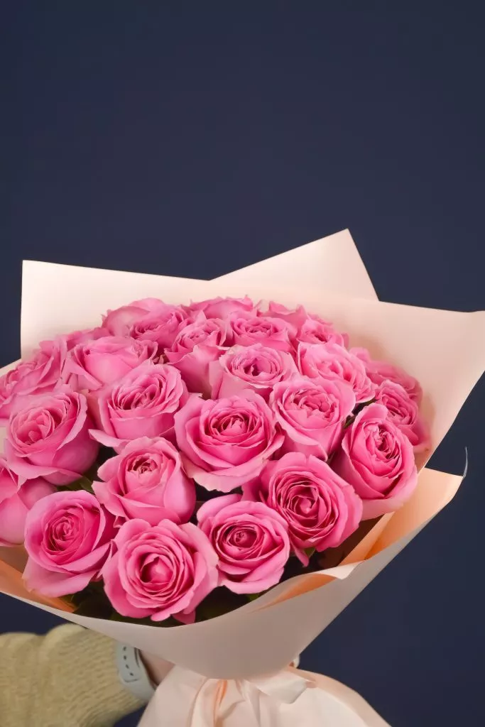 25 розовых роз 40 см в оформлении