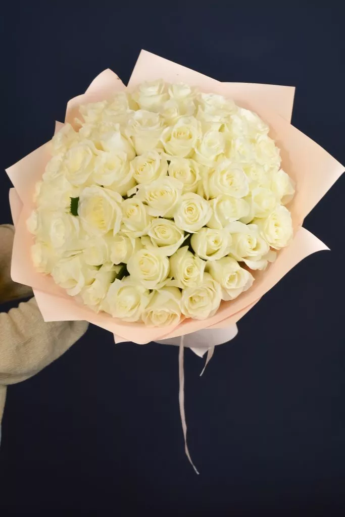 51 белая роза 40 см в оформлении