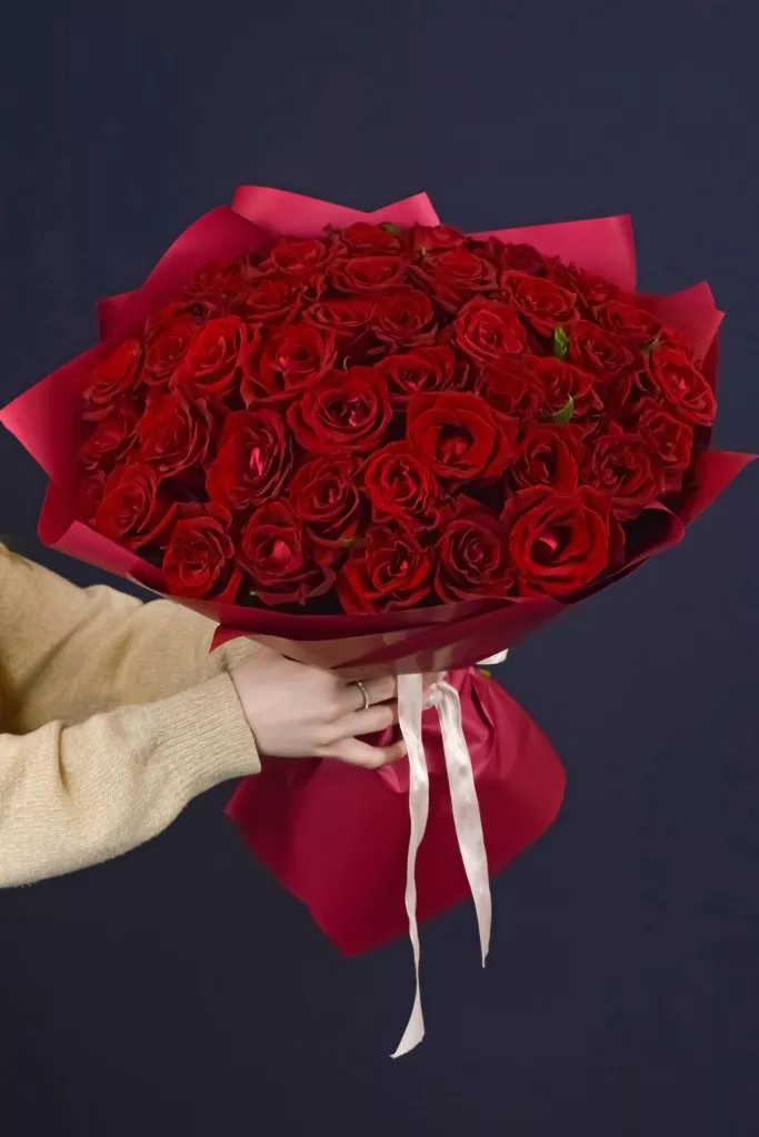 51 красная роза 40 см в оформлении