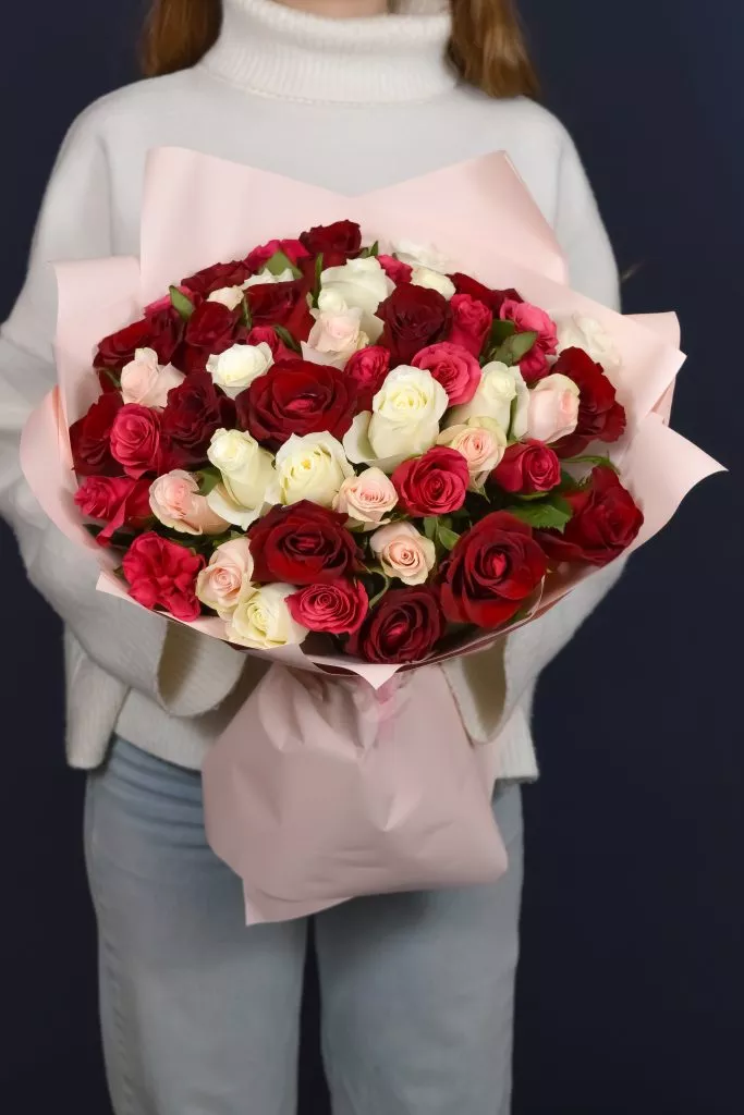 51 роза микс 40 см в оформлении