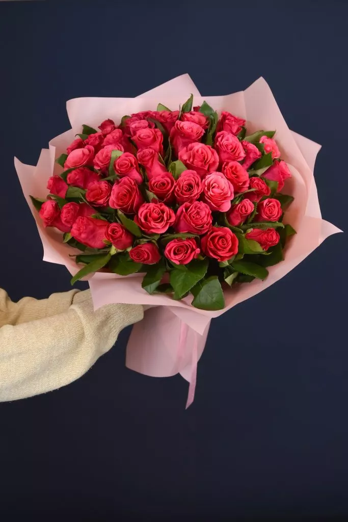 51 малиновая роза 40 см в оформлении