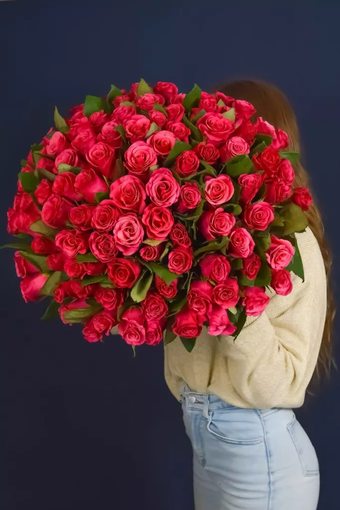 75 малиновых роз 40 см