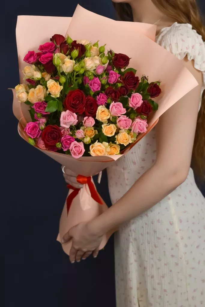 11 кустовых роз микс в оформлении