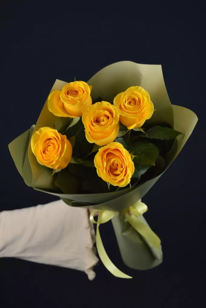 5 желтых роз