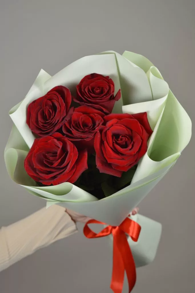 5 красных роз в упаковке