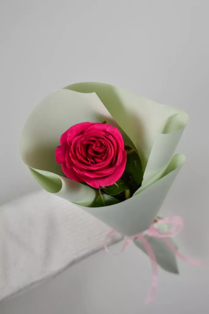 1 ярко розовая роза