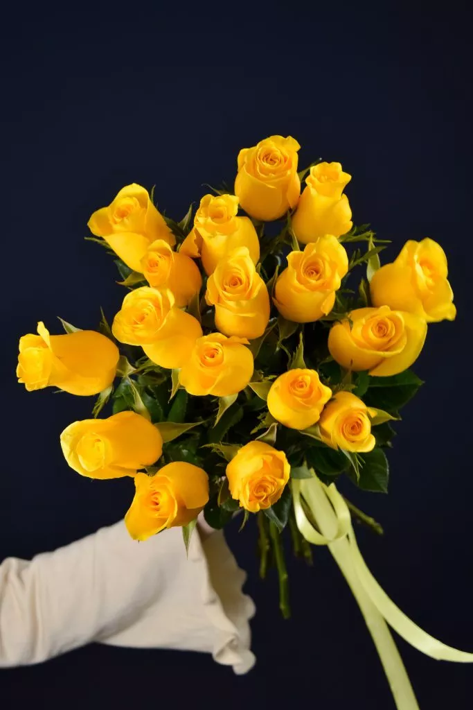 19 желтых роз