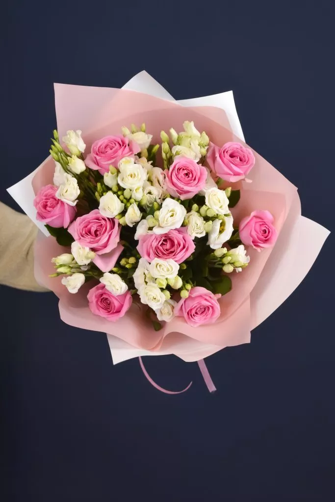 Букет с розами и эустомой