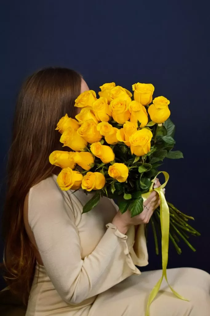 21 желтая роза