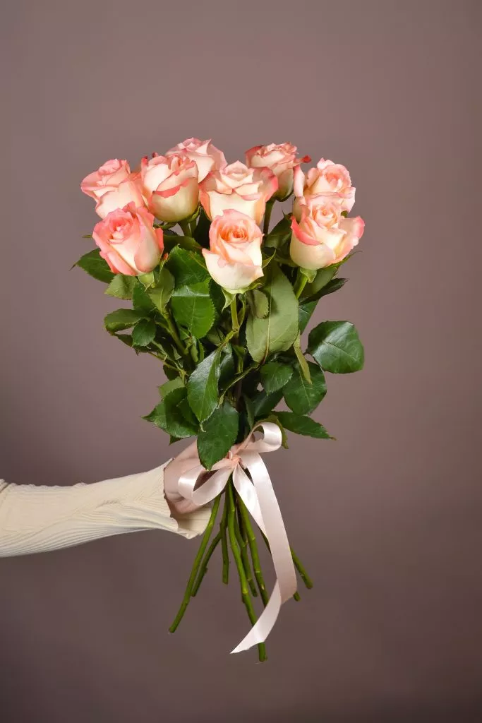 9 розовые розы Эквадор