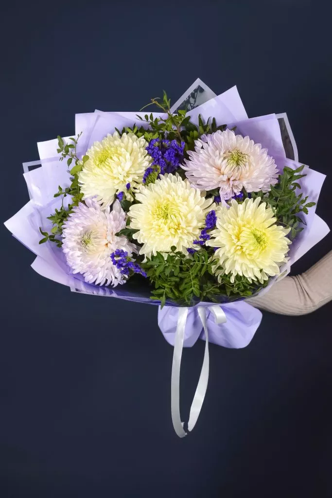 Букет с хризантемами и статицей