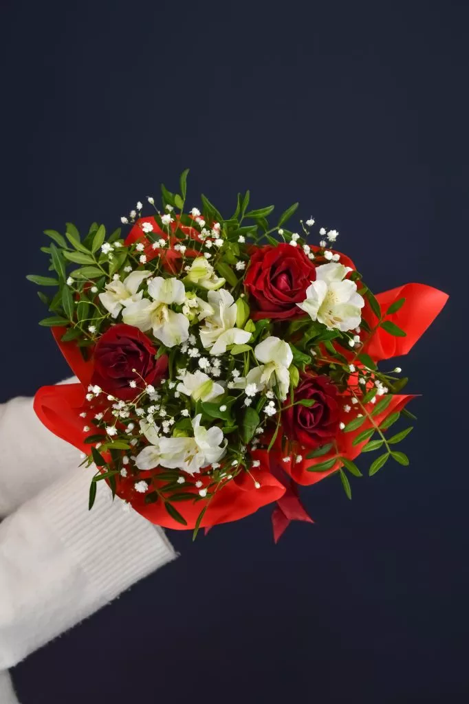 Композиция с розами, альстромериями и гипсофилой