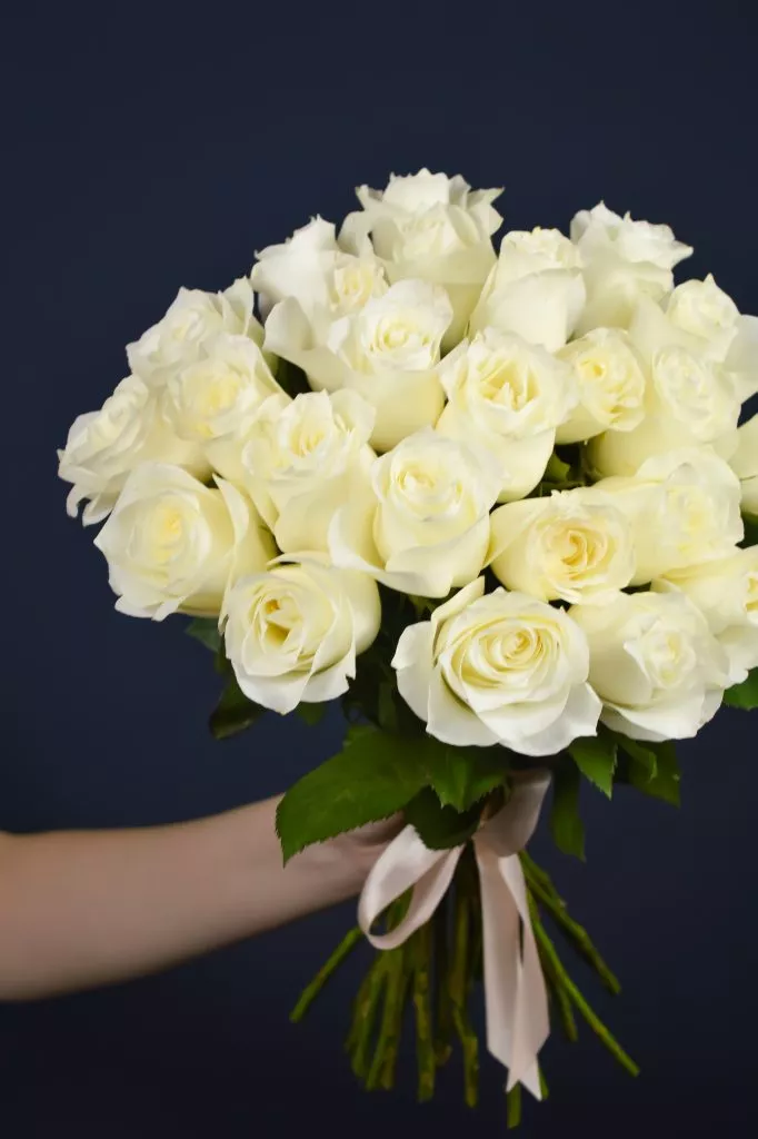 25 белых роз 40 см