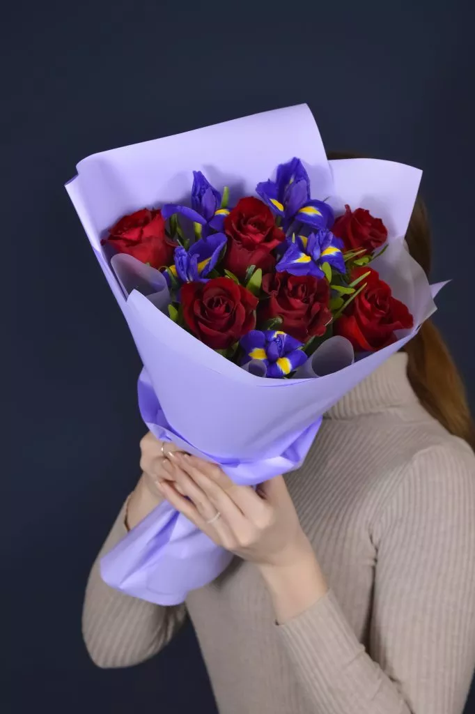 Букет из роз и ирисов