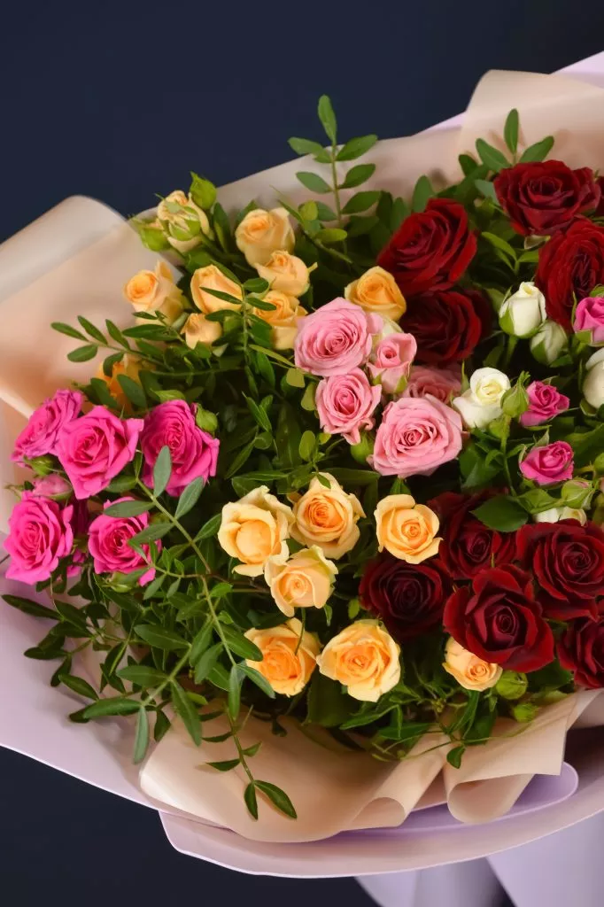 Букет с кустовыми розами и фисташкой