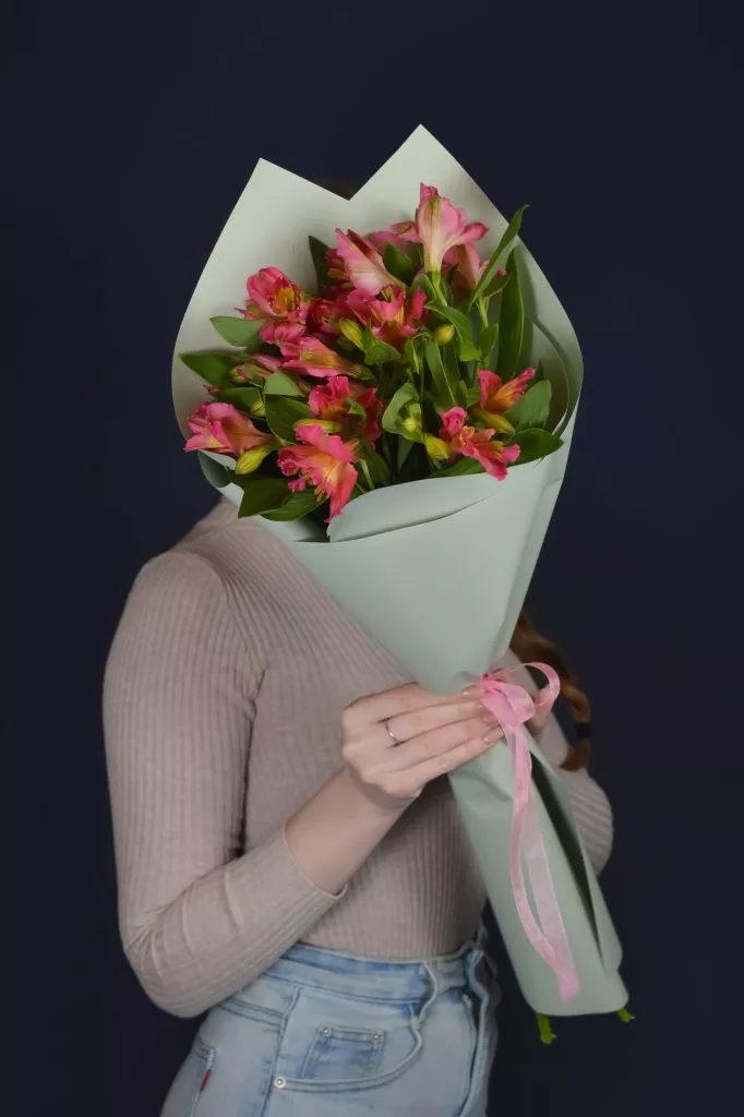 3 розовые альстромерии