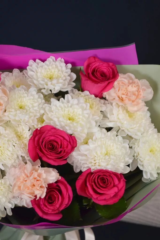 Букет с розами, гвоздиками и хризантемами