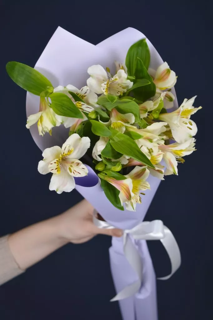 3 белые альстромерии