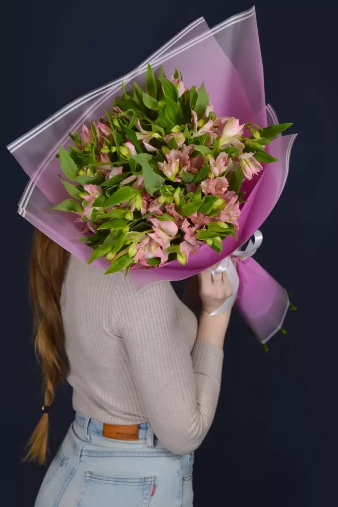 9 нежно-розовых альстромерий