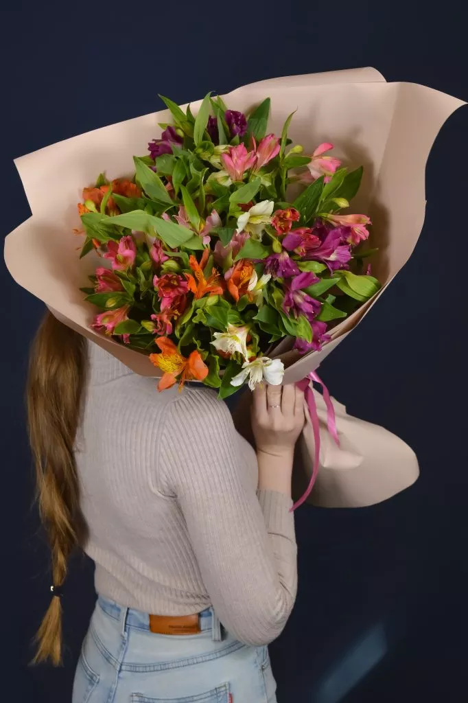 9 разноцветных альстромерий