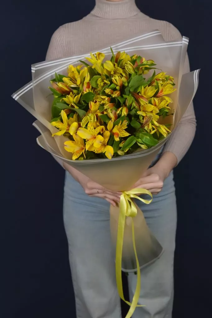 9 жёлтых альстромерий
