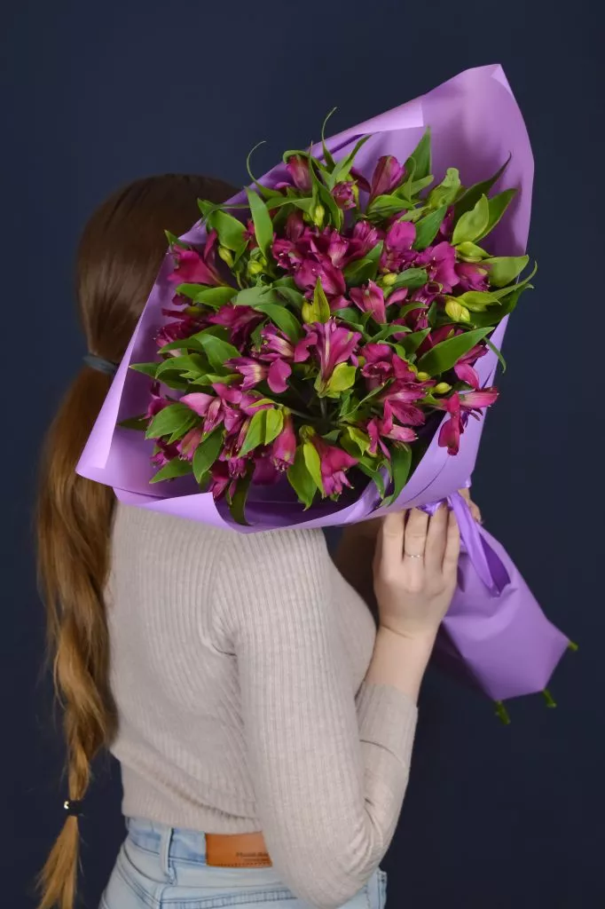 9 фиолетовых альстромерий