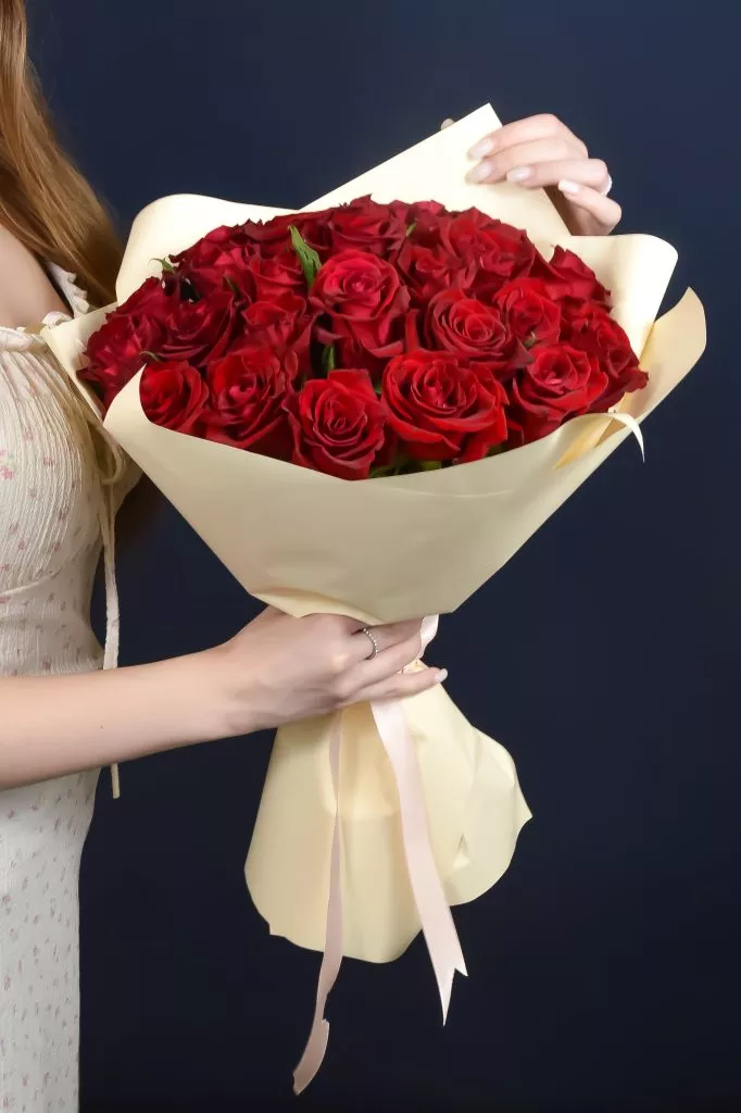 25 красных роз 40 см в оформлении