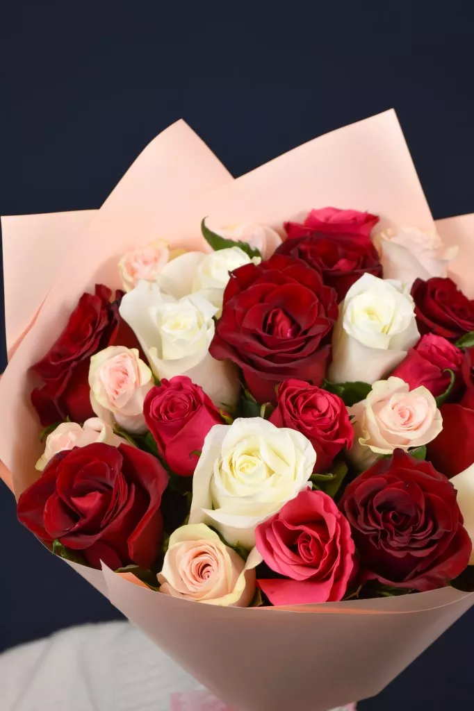 25 роз микс 40 см в оформлении