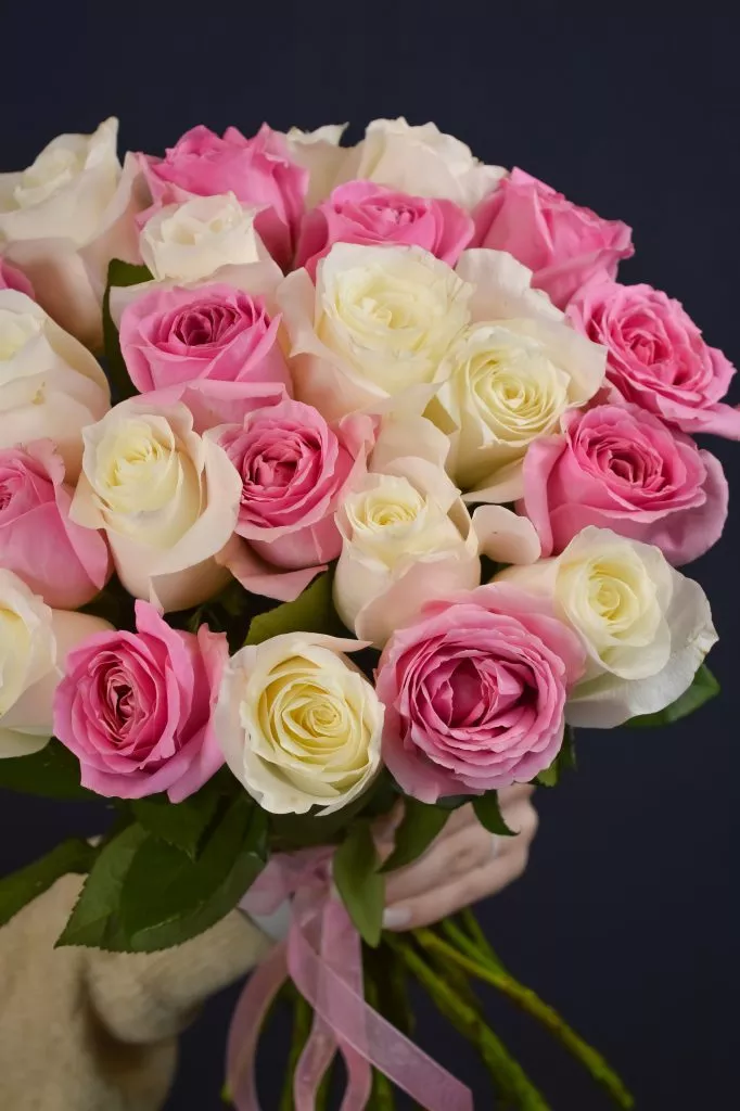 25 бело-розовых роз 40 см в оформлении