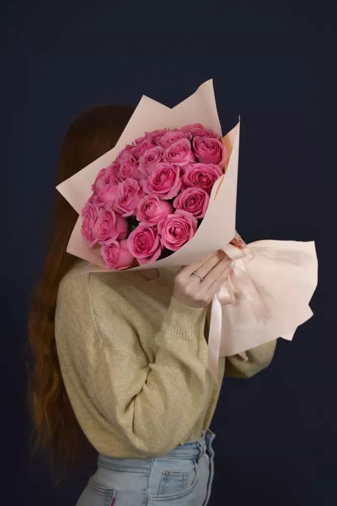 25 розовых роз 40 см в оформлении