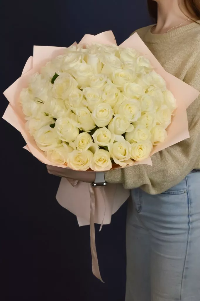 51 белая роза 40 см в оформлении