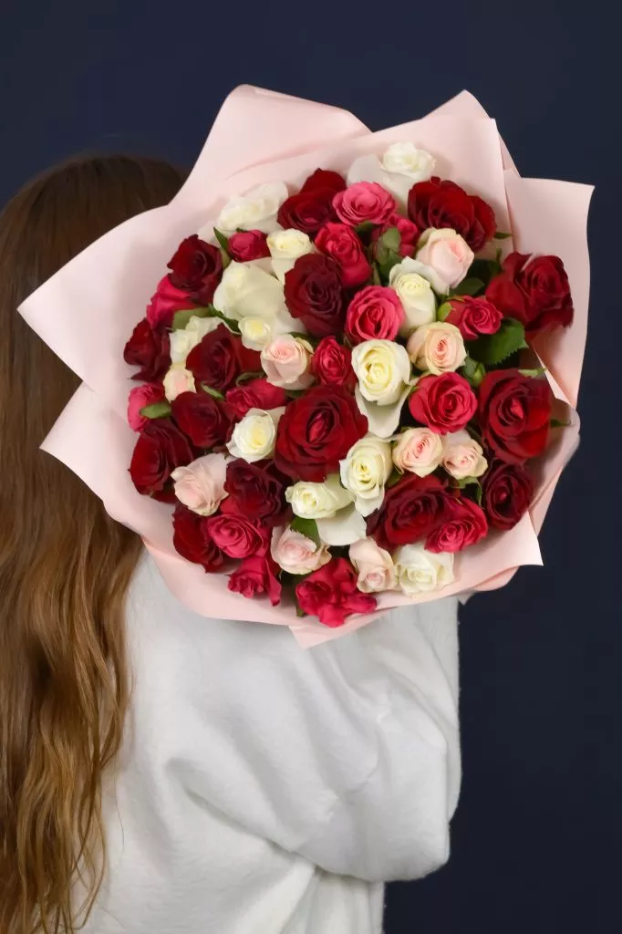 51 роза микс 40 см в оформлении