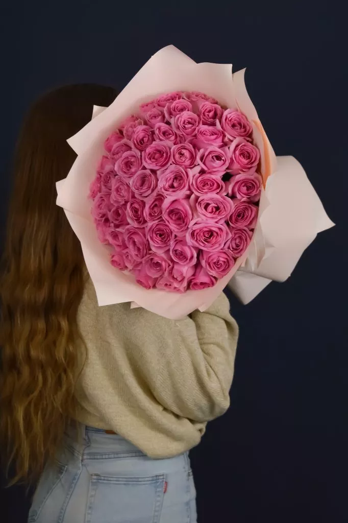 51 розовая роза 40 см в оформлении