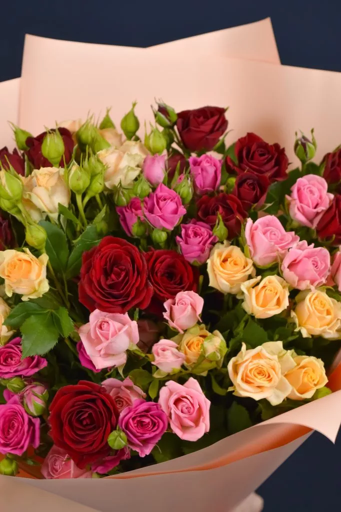 11 кустовых роз микс в оформлении