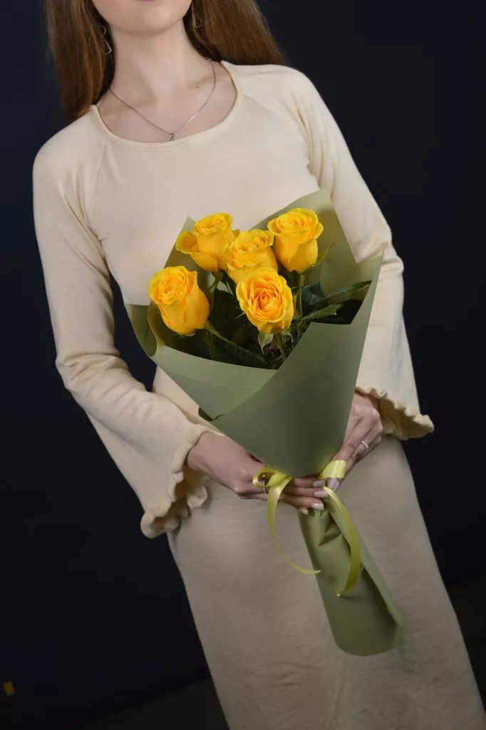 5 желтых роз