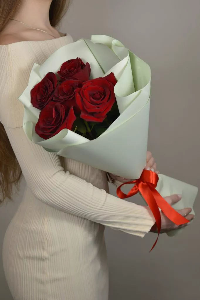 5 красных роз в упаковке