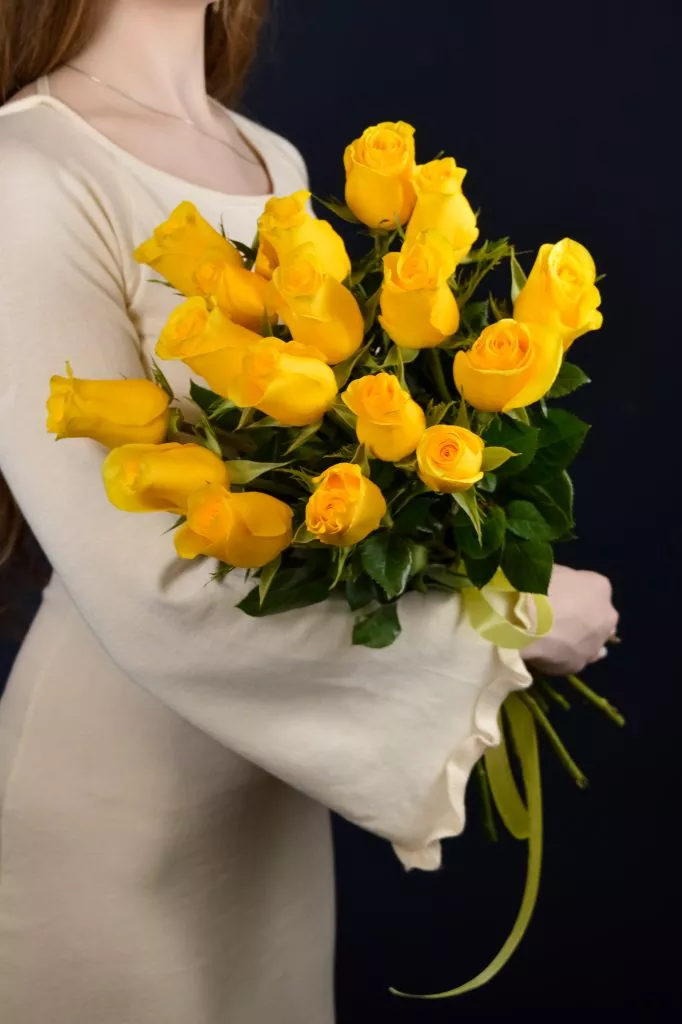 17 желтых роз
