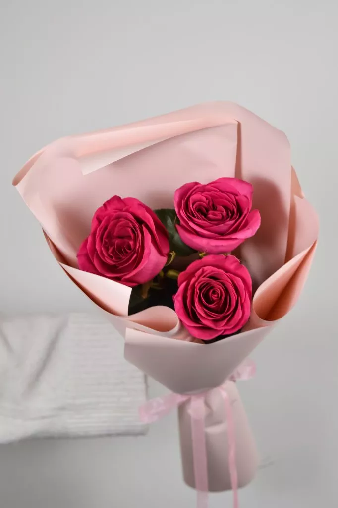 Розовые розы