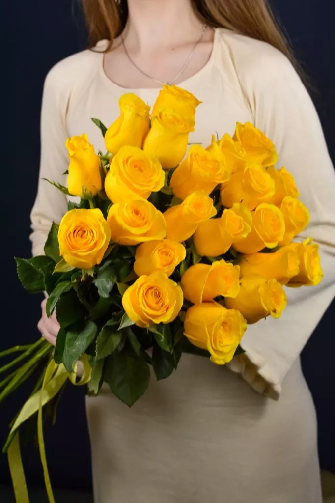 25 желтая роза